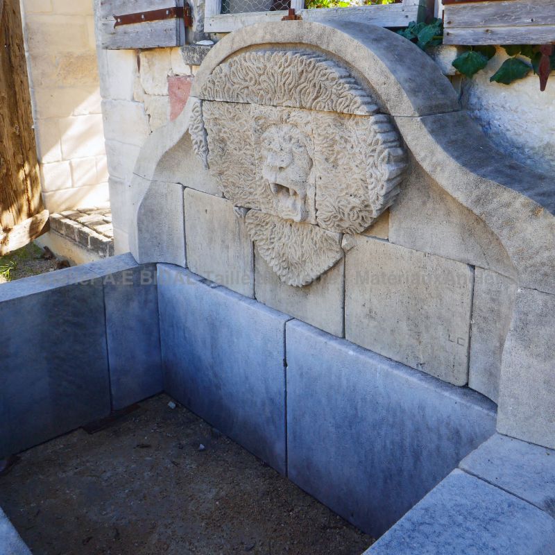 Rustic fountain in weathered stones by the antique materials' dealer in Provence : Alain BIDAL