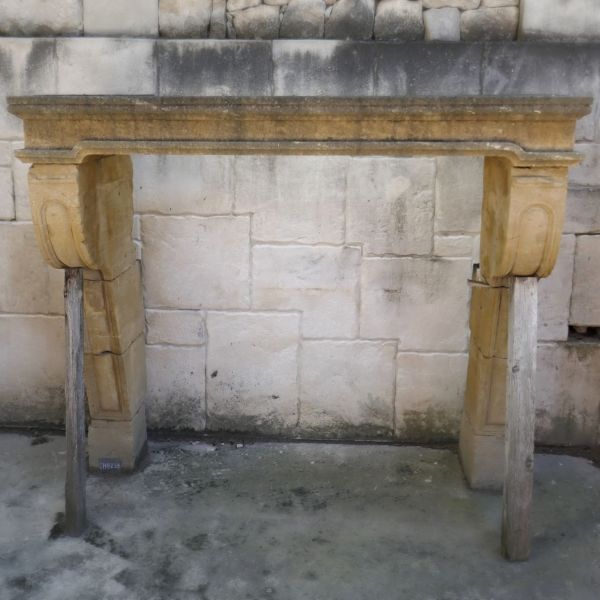 Très belle cheminée en pierre naturelle jaune - cheminée ancienne dont le linteau n'est pas le linteau d'origine.