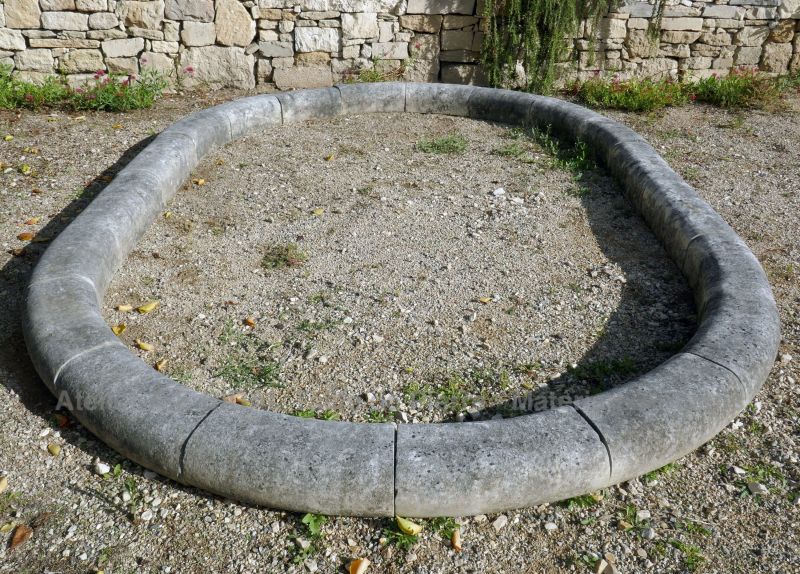 Bassin original en pierre ancienne - un bassin en pierre pour décoration de jardin.