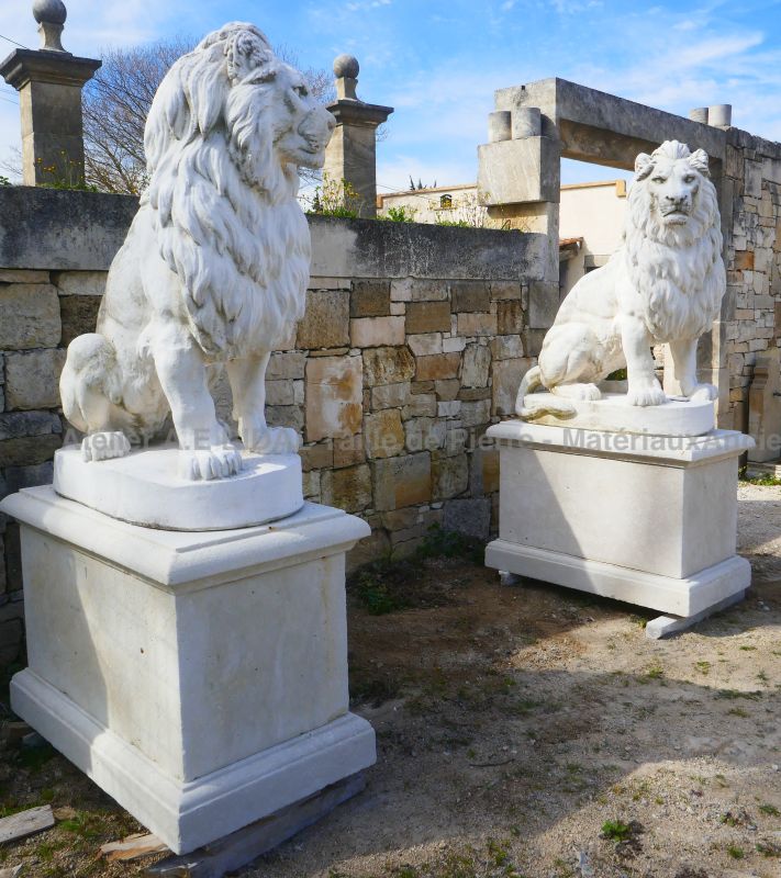 Statues de lions avec en option des socles en pierre pour une décoration extérieure pleine de caractère !