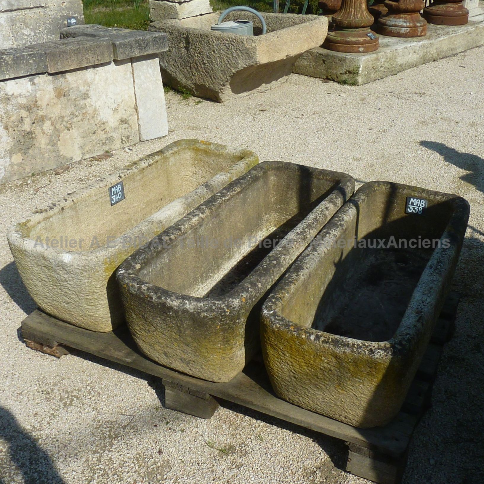 Petite auge ancienne en pierre patinée ** VENDUE