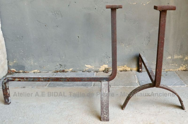 Anciens chenets en fer forgé de style gothique en vente chez Alain BIDAL Matériaux Anciens en Provence.