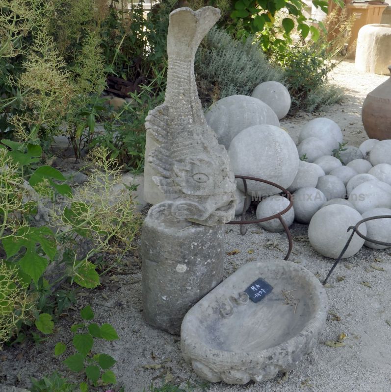 Antique small garden fountain in stone for sale at Alain Bidal Antique Materials in Provence.