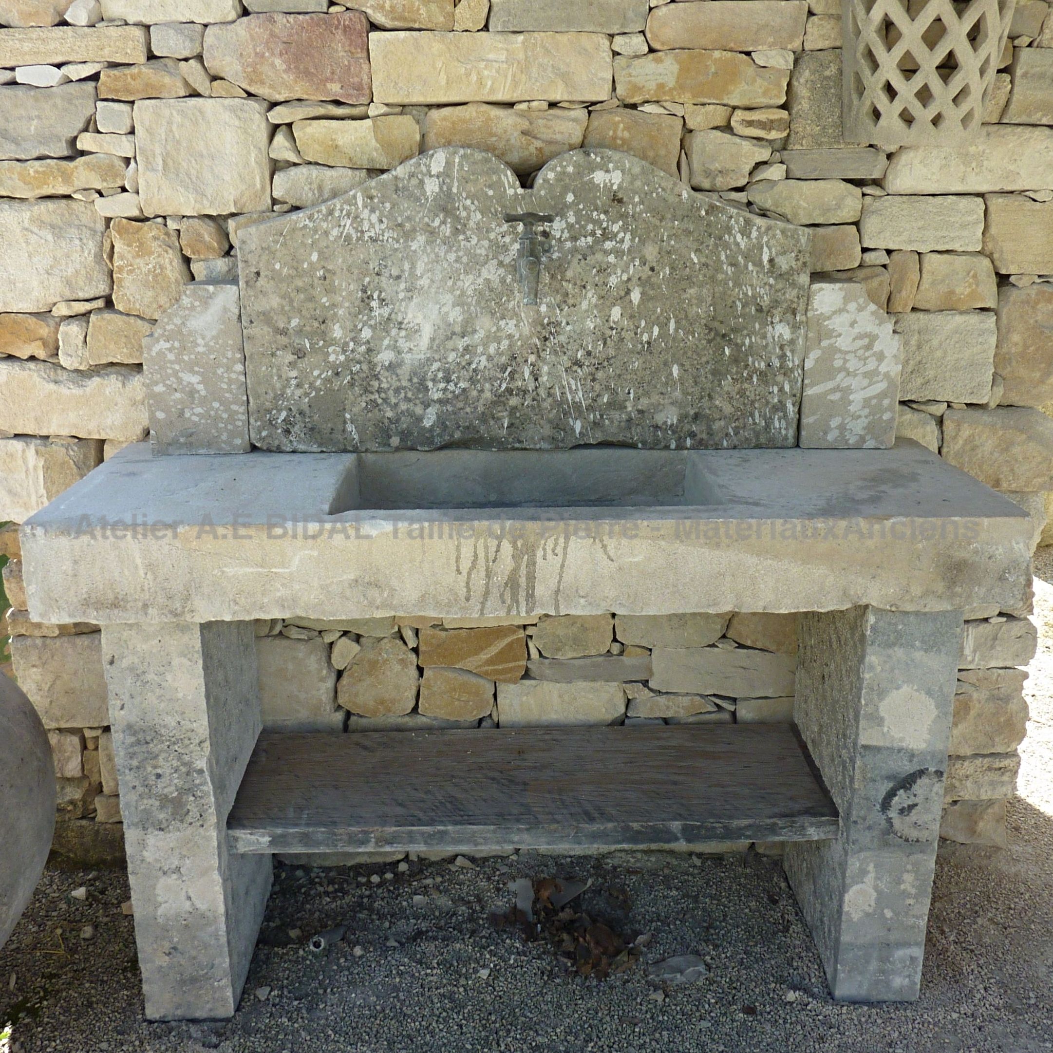 Superbe cuisine d'été en pierre avec évier sur jambages et fronton ** VENDUE