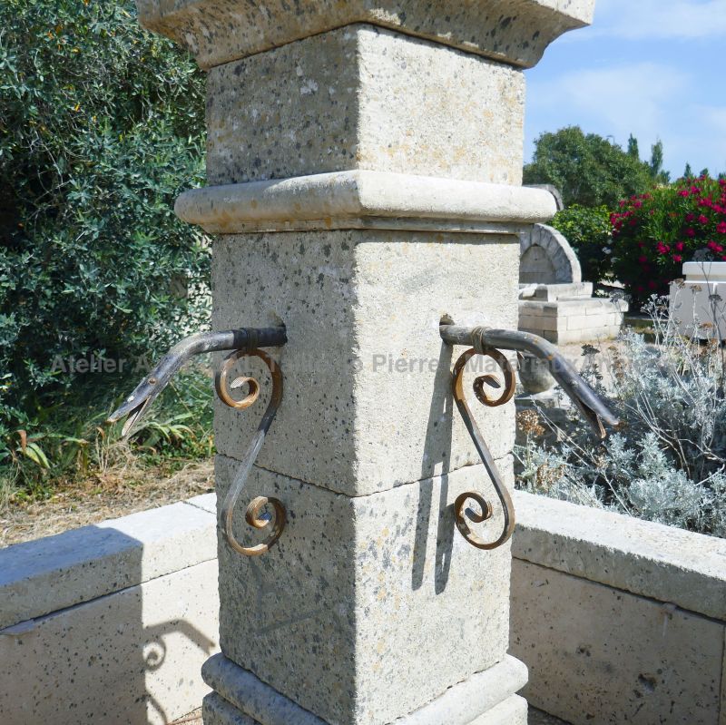 Colonne centrale et sorties d'eau en fer forgé sur notre fontaine de Provence en vieilles pierres