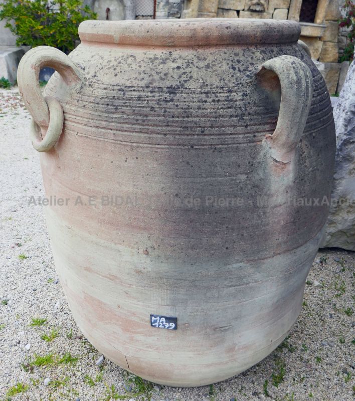 Large jarre en terre cuite ancienne par Alain BIDAL Matériaux Anciens en Provence