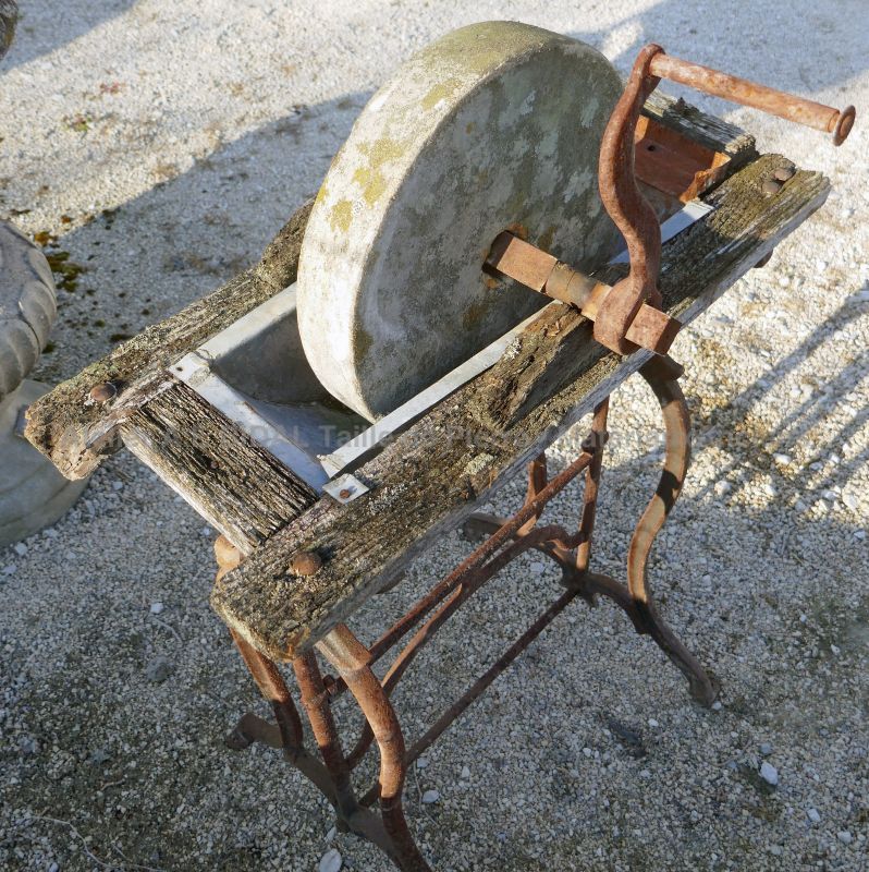 Détail de notre meule ancienne en pierre par les Matériaux Anciens en Provence Alain BIDAL