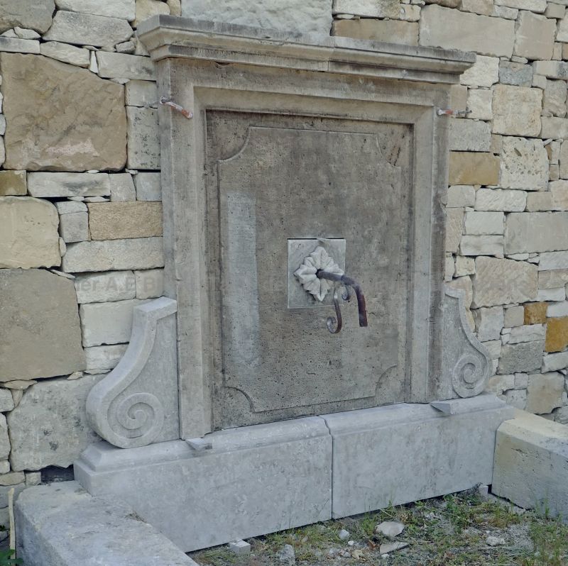 Charmante fontaine de jardin avec fronton et bassin bas de l'Atelier Alain Bidal, Provence
