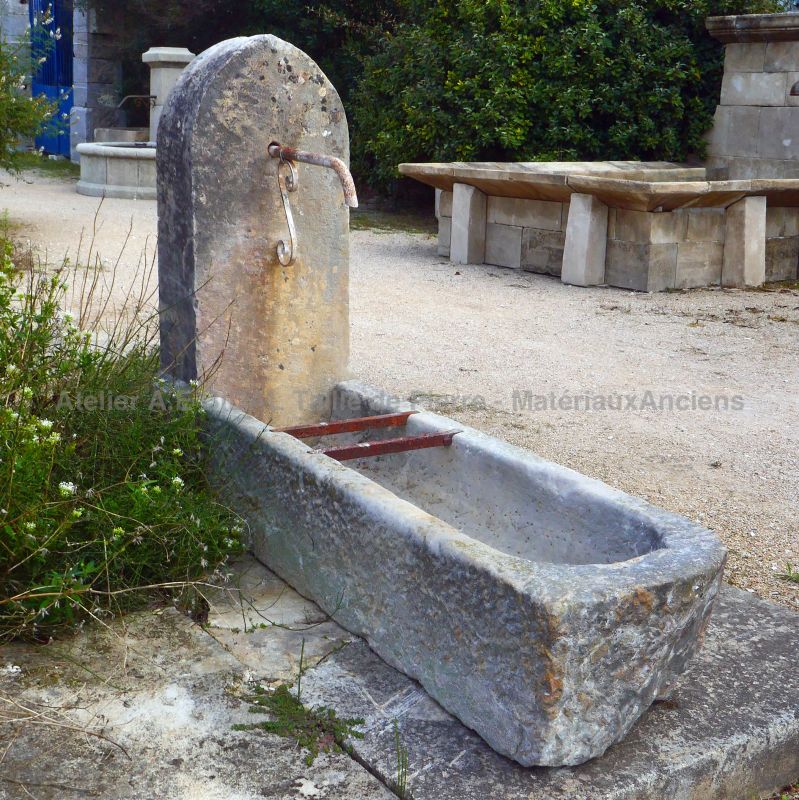 Fontaine de jardin en pierres vieillies - Fontaine murale en pierre naturelle en vente chez Atelier Alain BIDAL (Provence)