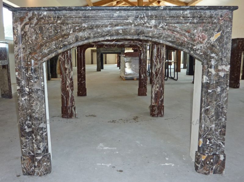 Une cheminée marbre brèche très décorative - cheminée Louis 14