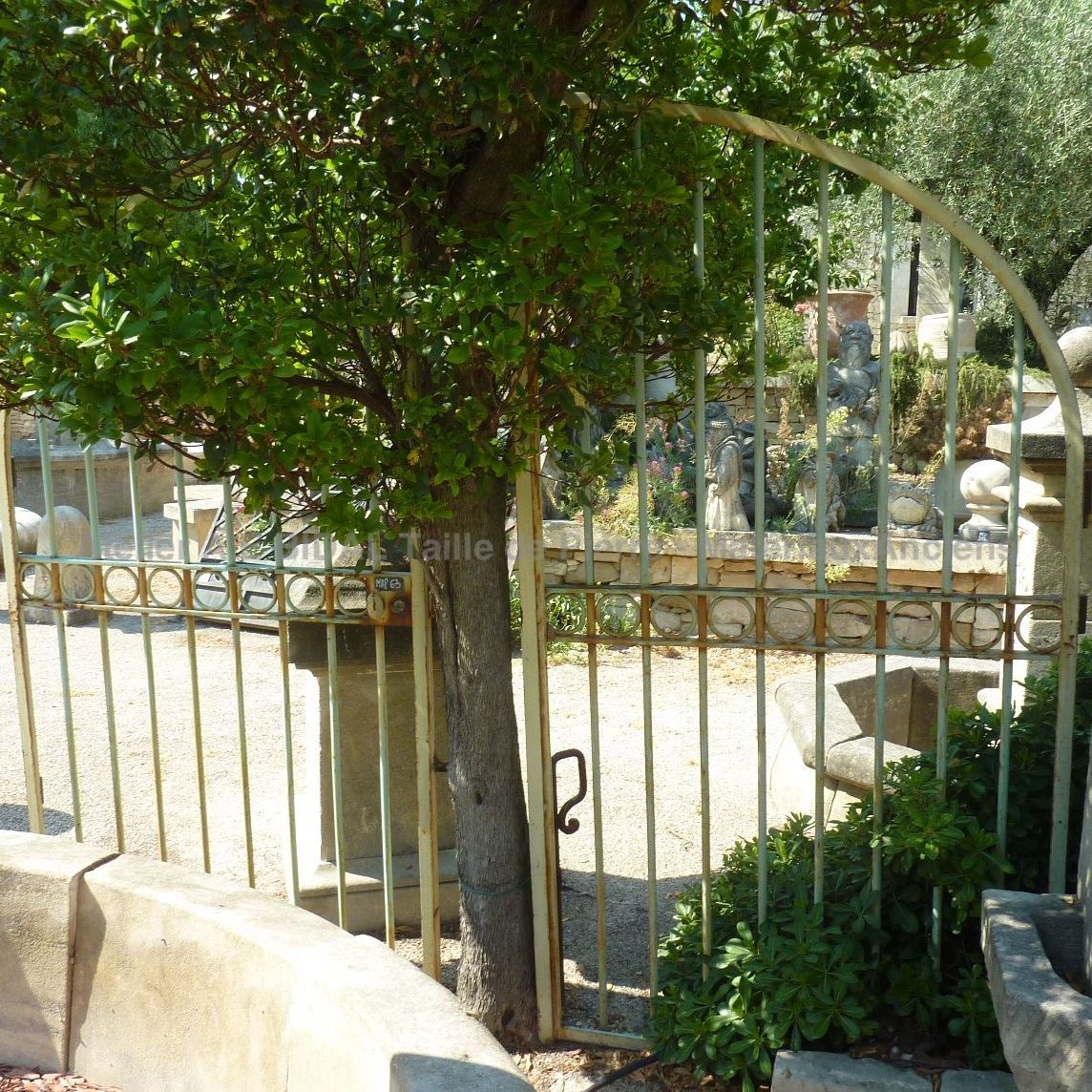 Very charming little old wrought iron gate with intimate look - gate made of iron and / or old materials.