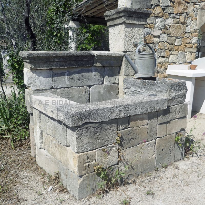 Garden fountain of Provence in weathered stones - Atelier Alain BIDAL (Provence)
