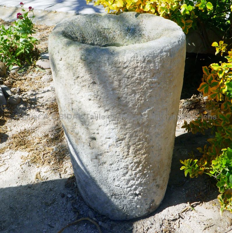 Jardinière en pierre patinée : un joli bac rond en pierre par Alain BIDAL Matériaux Anciens en Provence