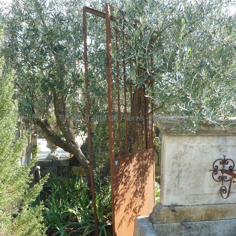 Porte ancienne - une porte ancienne en fer forgé ou portillon de jardin - avec encadrement.
