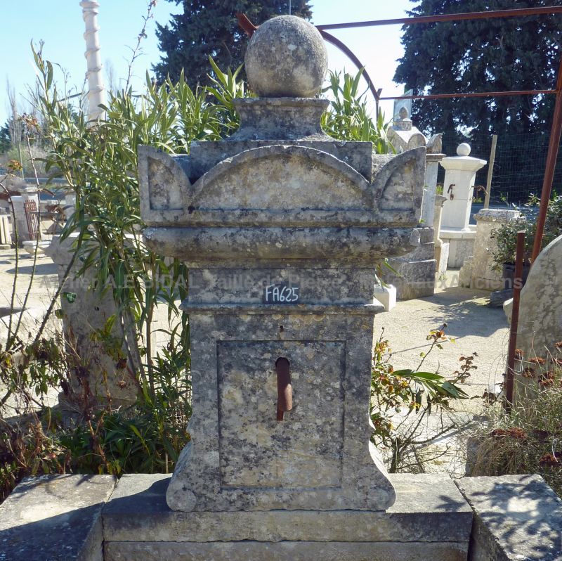 Détail du fronton et du chapiteau sur notre fontaine murale en pierres anciennes | Fontaine ancienne à vendre en Provence chez Bidal Matériaux Anciens.