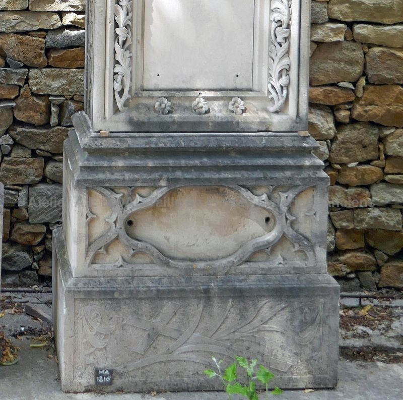 Stèle funéraire de style gothique avec plaque vierge