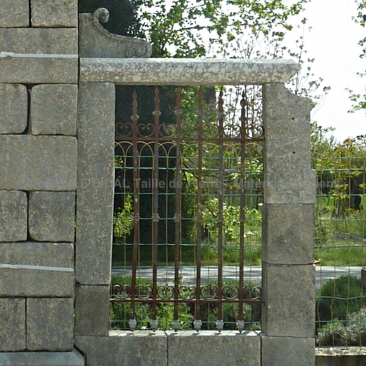 pilier ancien pour grille de jardin/portail ancien en fer forgé.