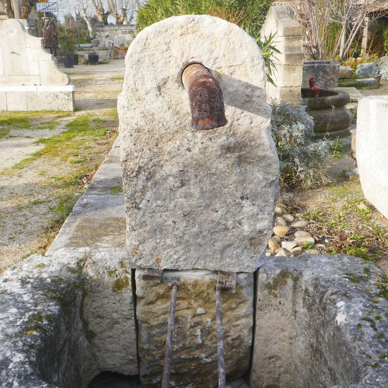 Détail du petit fronton en pierre de style borne ancienne de notre fontaine rustique : Atelier Alain BIDAL