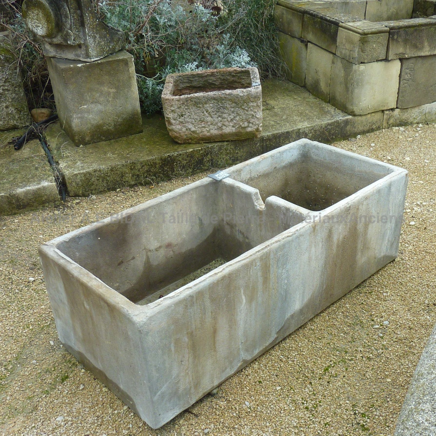 Beau lavoir ancien en béton - lavoir ancien à double bac.