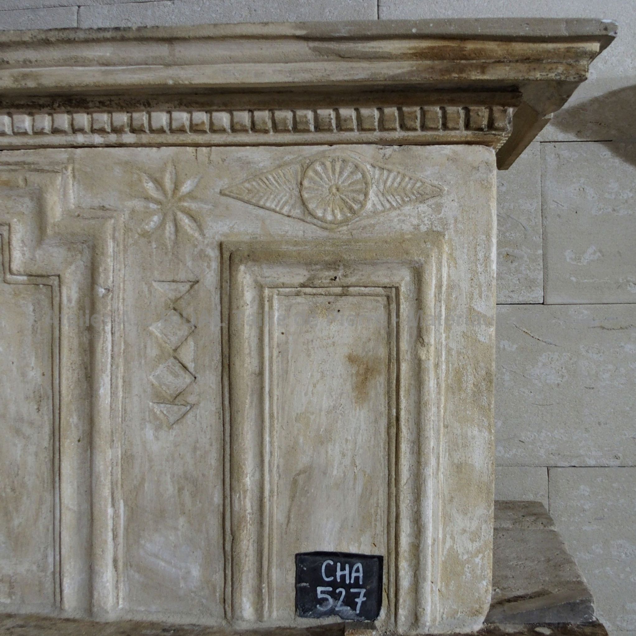 Cheminée à trumeau - une cheminée Louis 16 qui repprend partiellement le style d'une cheminée Louis 13.