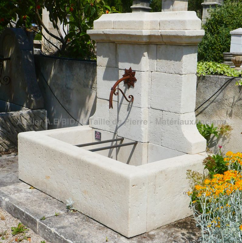 Garden fountain in weathered stones for a beautiful outdoor : Atelier Alain BIDAL, Provence