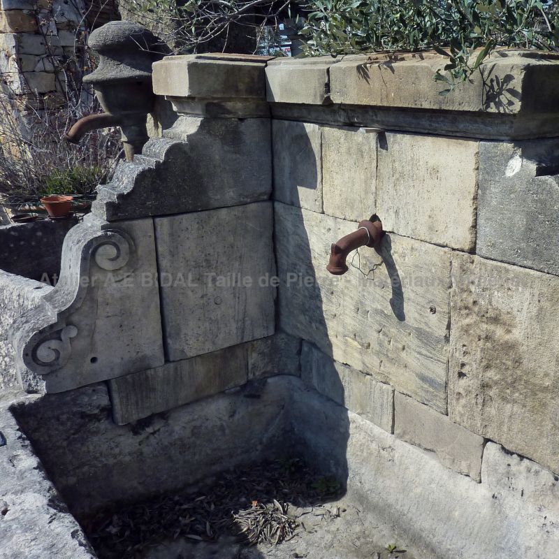 Détails des sculptures sur le fronton de notre fontaine murale avec magnifique bac massif et fronton en angle.