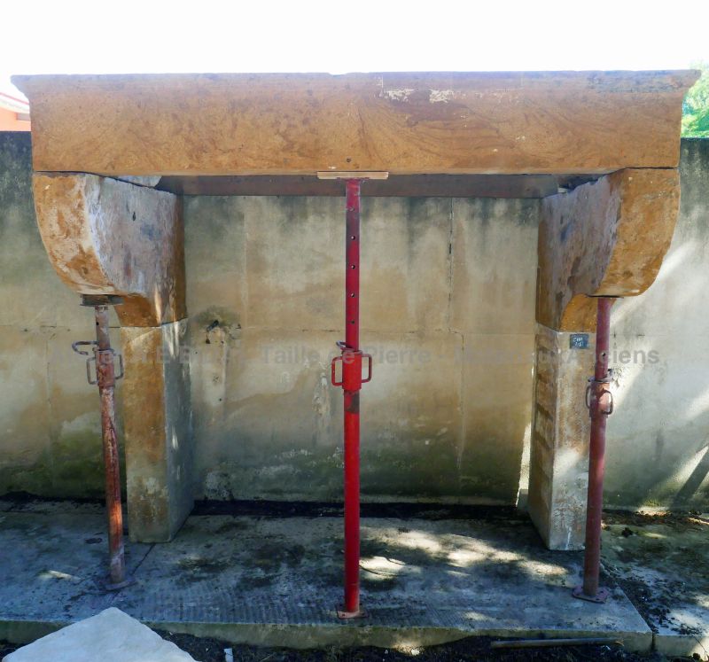 Très grande cheminée en pierre de type cheminée rustique : Atelier Alain BIDAL (Provence)