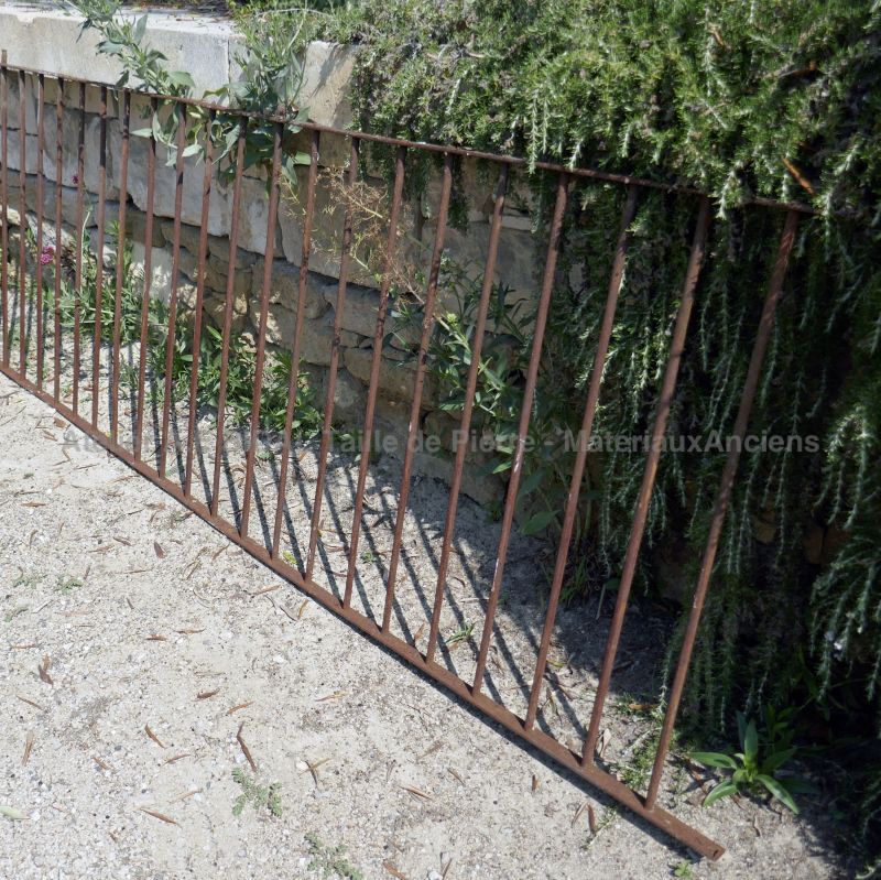 Beau garde-corp ancien - un garde corp qui pourrait devenir une très belle clôture en fer forgé.