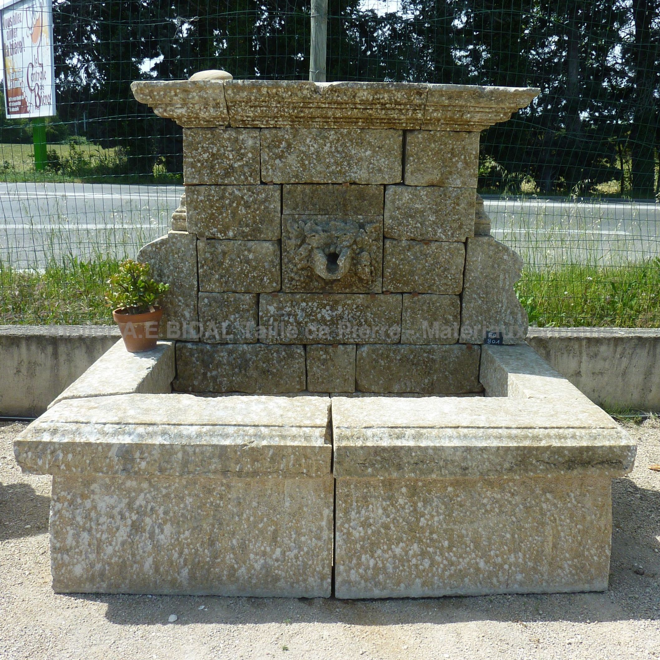 Belle fontaine murale - une fontaine d'extérieur avec bac et sortie d'eau dévidoir.