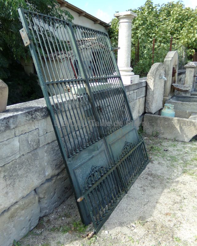 Portail en fer forgé à deux vantaux vendu avec imposte chez Les Matériaux Anciens en Provence Alain Bidal