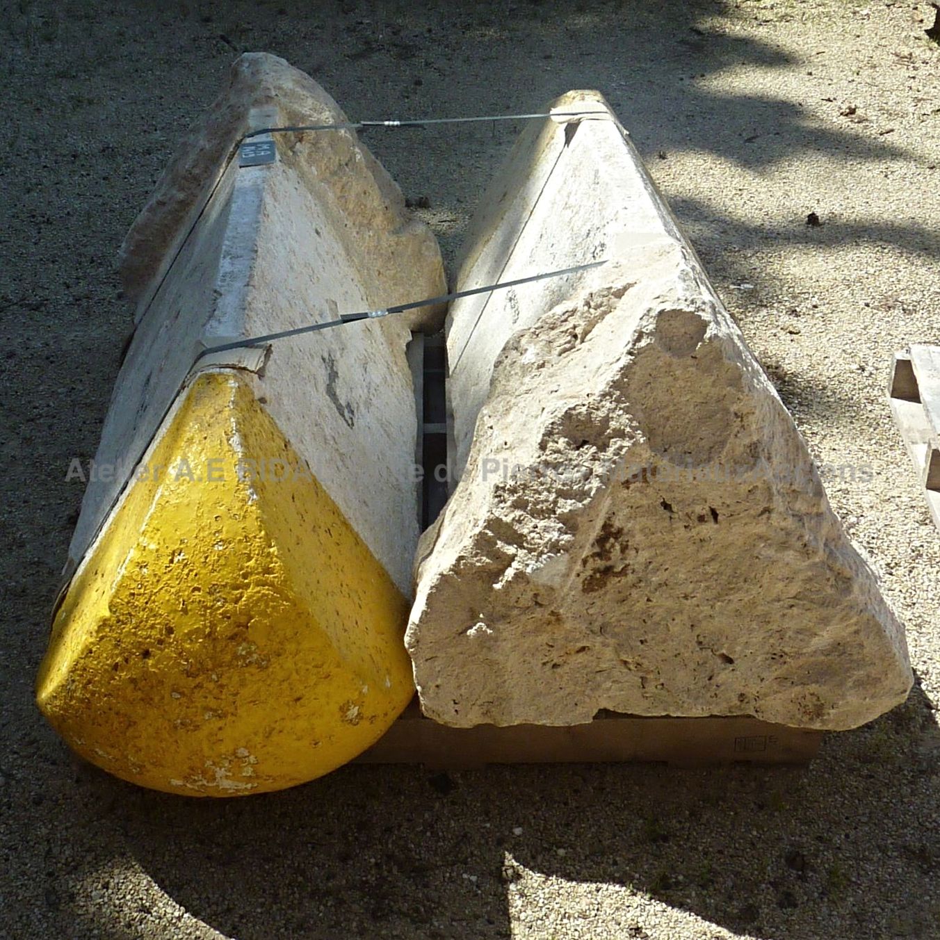 Ancienne borne kilométrique en pierre monolithe blanche et jaune ** VENDUE