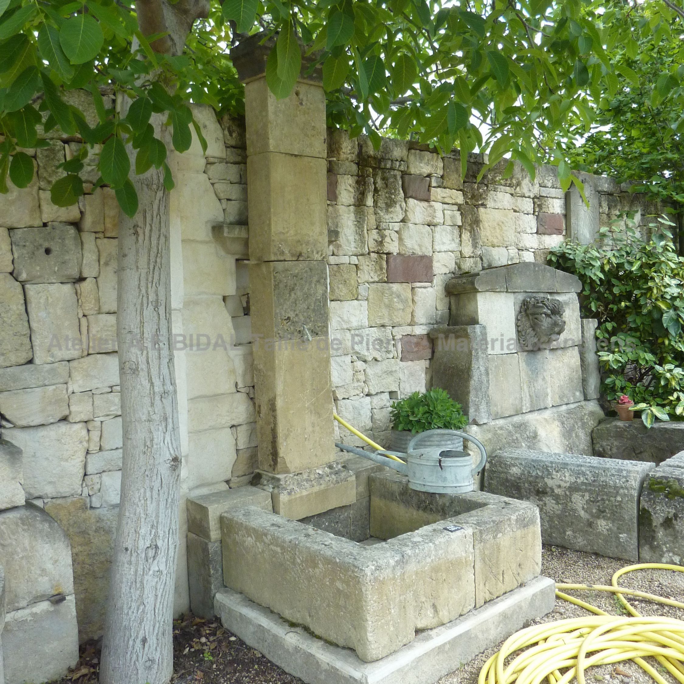 Douche d'extérieur en pierre naturelle - avec bac en pierre de douche.