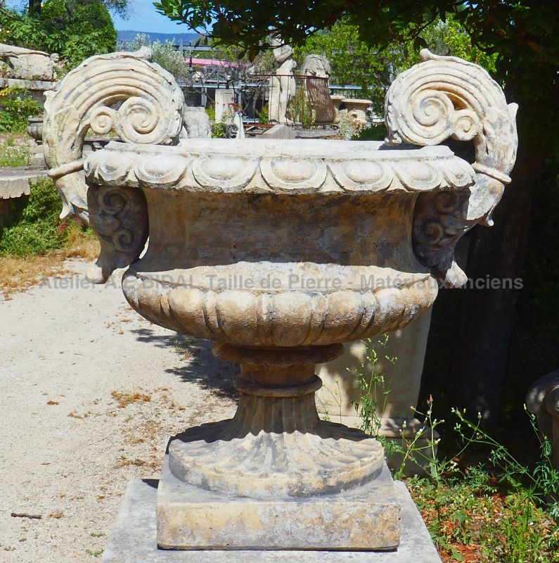 Beautiful garden vase : a large Medici vase with pedestal for sale in Provence at Atelier Alain BIDAL