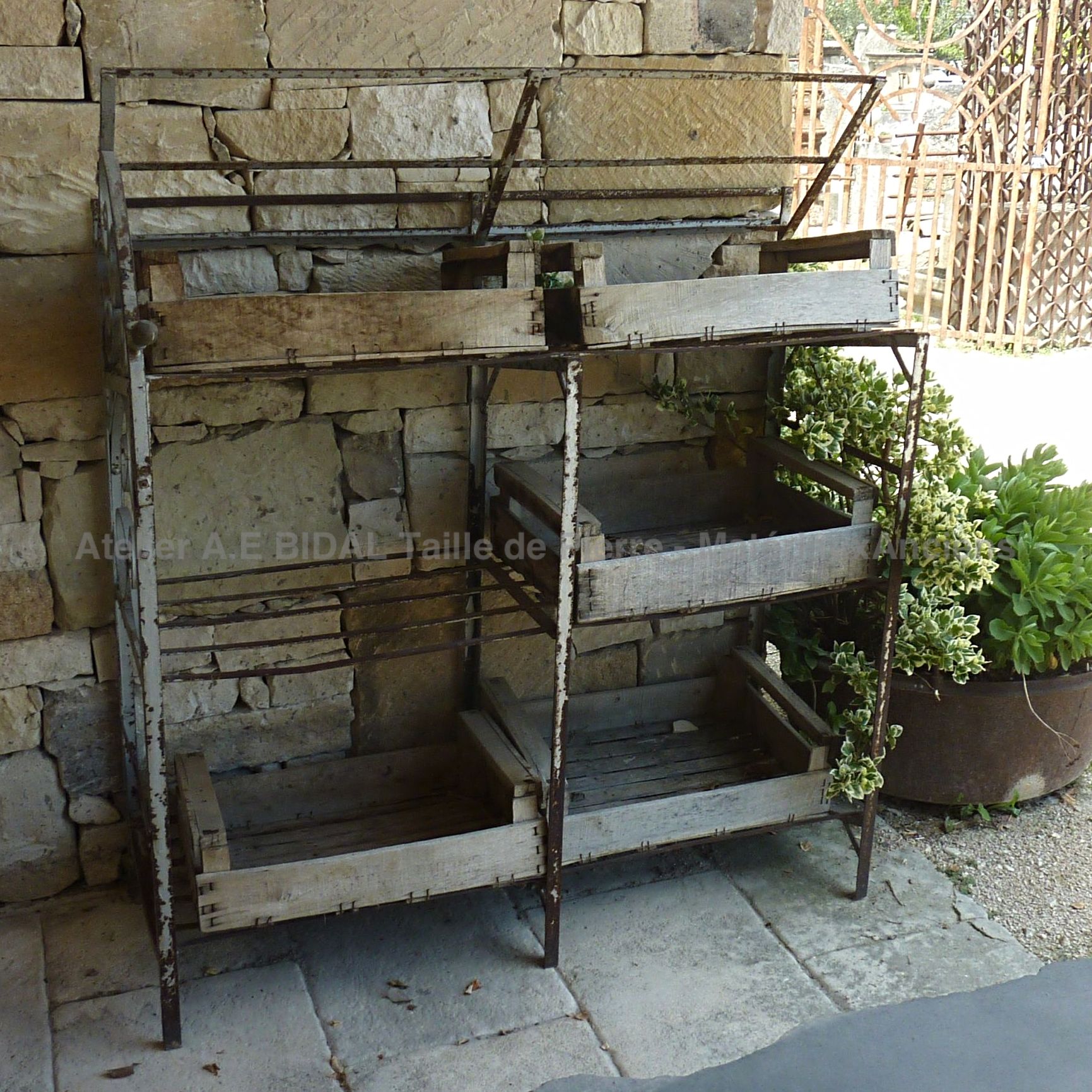 Grille de boulanger en fer forgé du 20ème siècle.