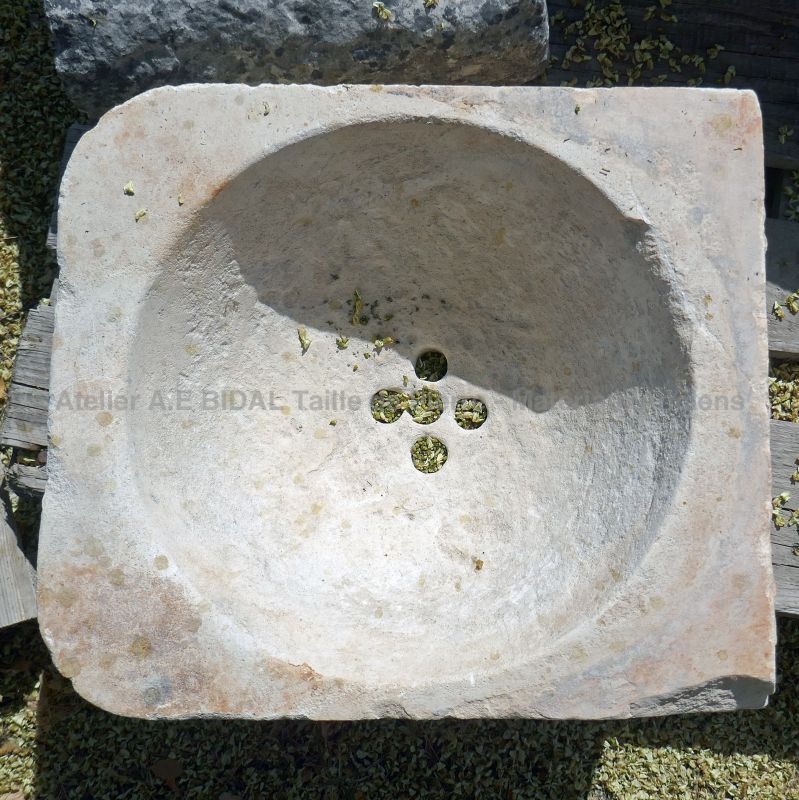 Small sink in hard stone with round basin : Alain BIDAL, Antique Materials in Provence.