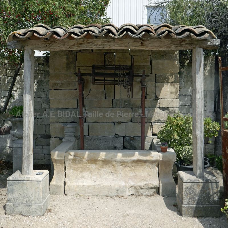 Fontaine murale d'extérieur avec puits et toit en vente chez Alain BIDAL Matériaux Anciens en Provence.