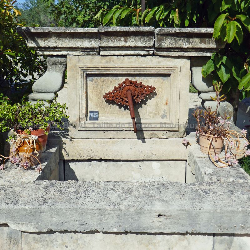 Belle grande fontaine proposée au format fontaine murale palmette en fonte incluse.