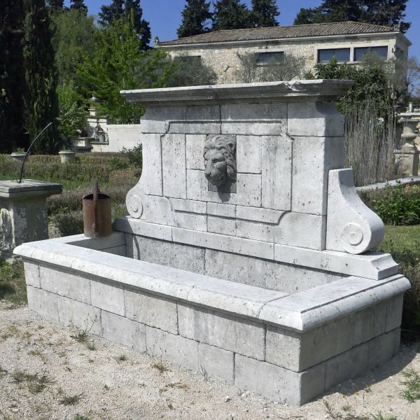 Fontaine de jardin avec bassin et fronton en vieilles pierres - Atelier Alain BIDAL (Provence)
