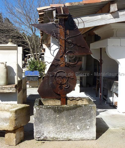 Fontaine avec sculpture en fer forgé