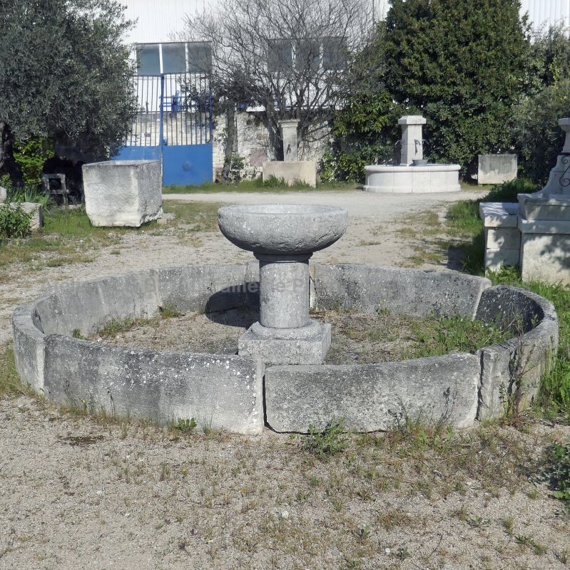 Antique stone basin : large circular bain in old stones for a great outdoor - Alain BIDAL Antique Materials in Provence.