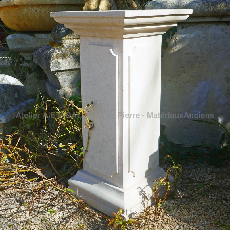 Petit piédestal en pierre blanche pour un bel aménagement : Atelier Alain BIDAL (Provence)