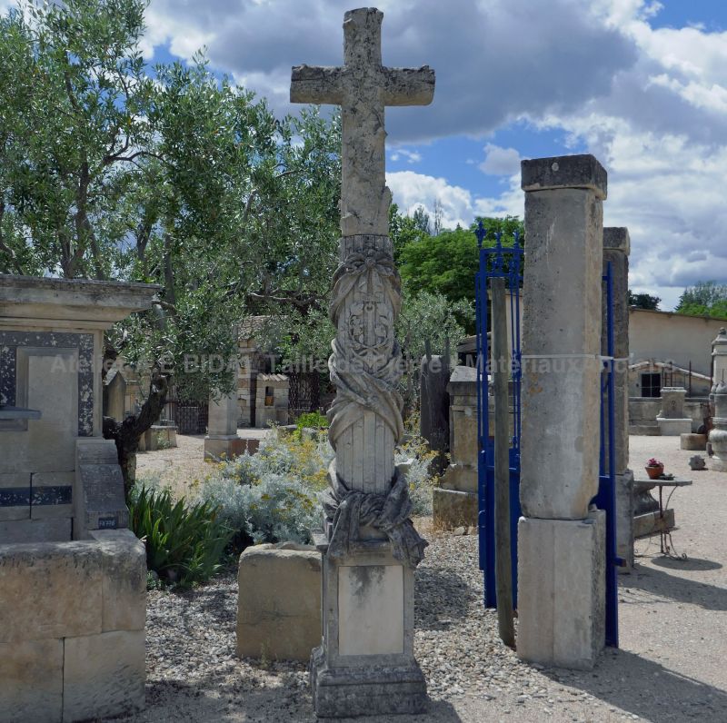 Belle croix en pierre - une croix ancienne en pierre naturelle finement travaillée.
