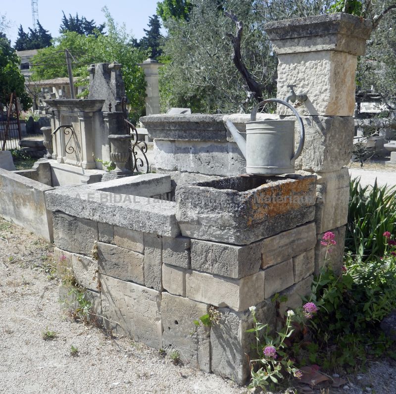 Full of Provence's charm garden fountain in weathered limestone - Atelier Alain BIDAL (Provence)