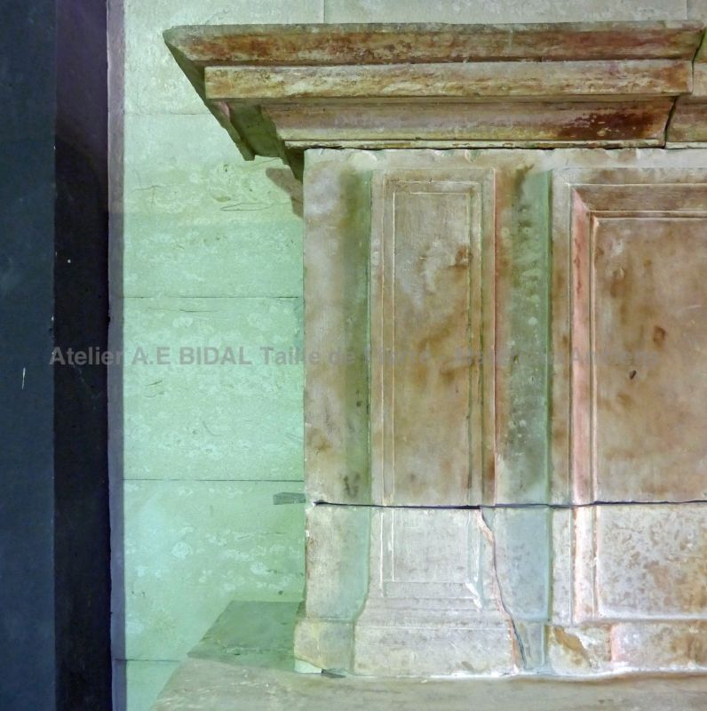 Cheminée de style Louis XVI en pierre patinée - Matériaux Anciens en Provence Alain BIDAL