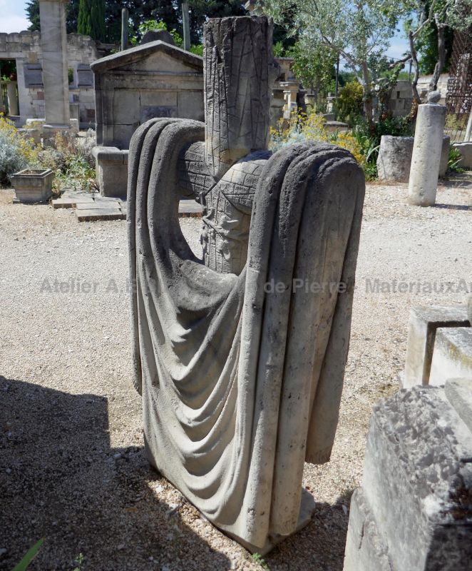 Croix ancienne en pierre patinée par Les Matériaux Anciens en Provence Alain BIDAL