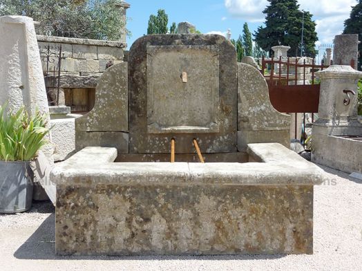 Fontaine murale - une fontaine d'extérieur avec bac en pierre de l'Est de la France.