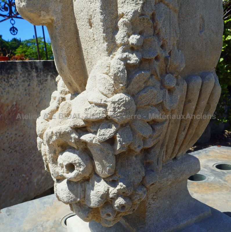 Ancient ornament carved by hand in limestone : pillars decoration - Atelier Alain BIDAL (Provence)