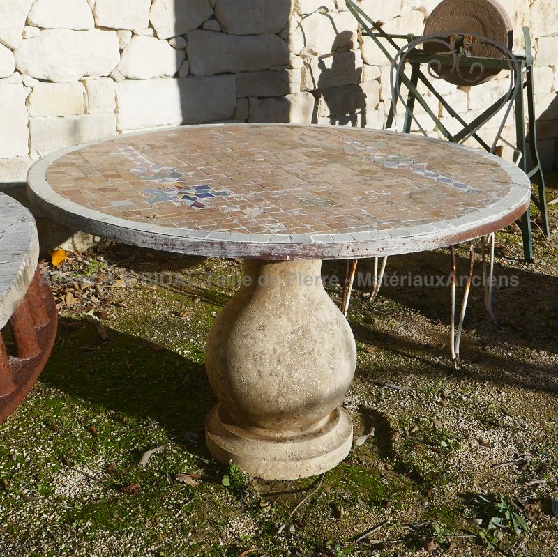 Old garden furniture : round table in stone and antique mosaic tiles - Atelier Alain BIDAL, Provence.