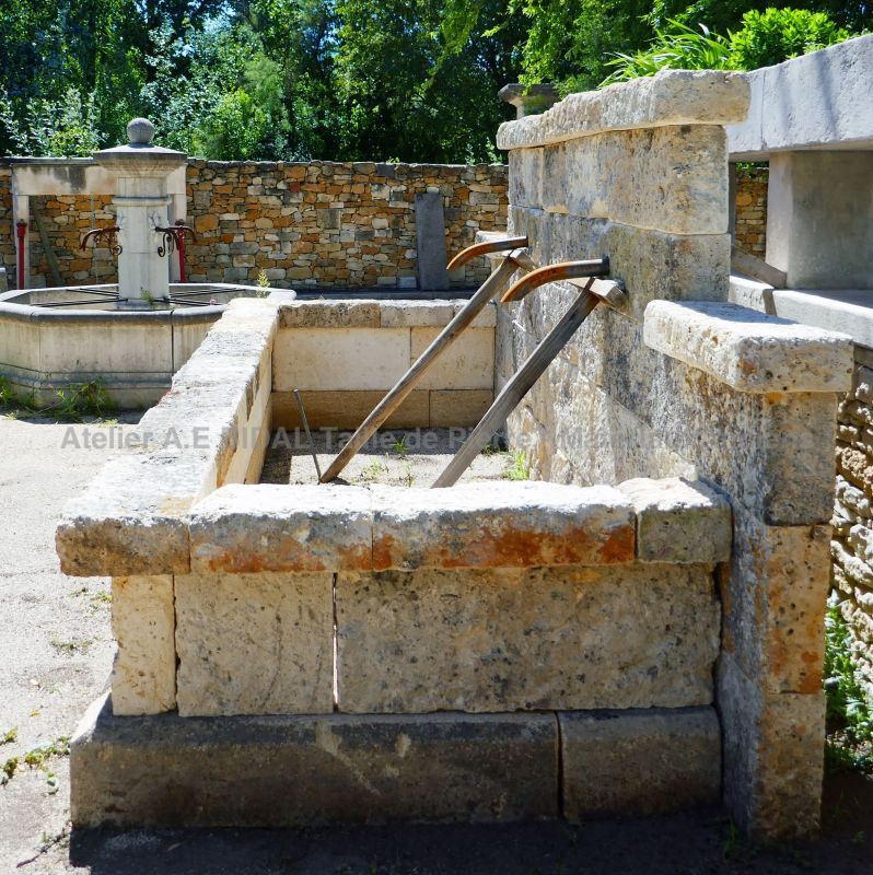 Grande fontaine murale en pierre : une fontaine d'extérieur ancienne en pierre par Alain BIDAL Matériaux Anciens en Provence
