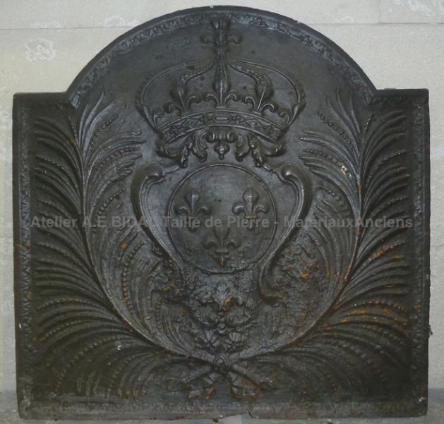 Belle plaque de cheminée en fonte ancienne - décorée des symboles de la famille Bourbons.